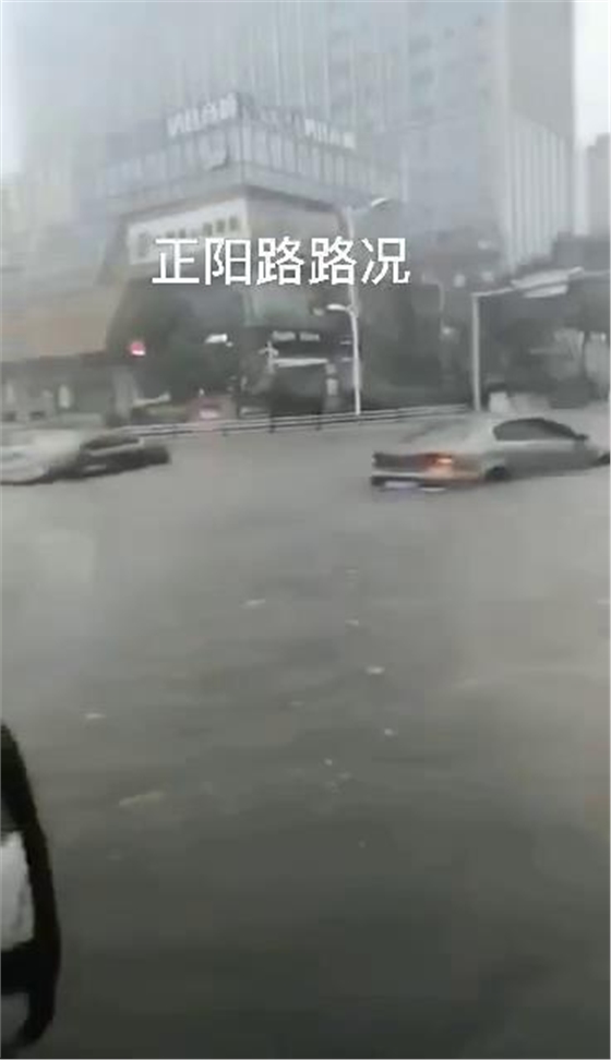 臺(tái)風(fēng)巴威造成青島城市內(nèi)澇，機(jī)動(dòng)車熄火
