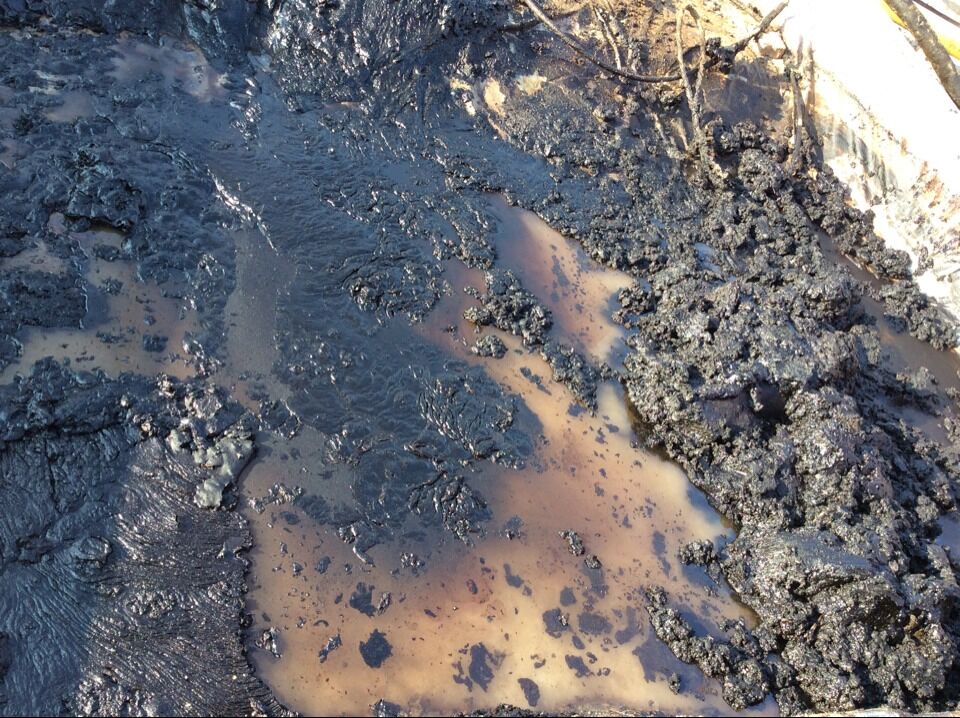 含油污水是原油、泥沙、水等的混合物。