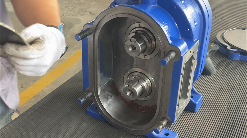 插入轉(zhuǎn)子固定鍵，保持倆鍵垂直向上方便安裝轉(zhuǎn)子