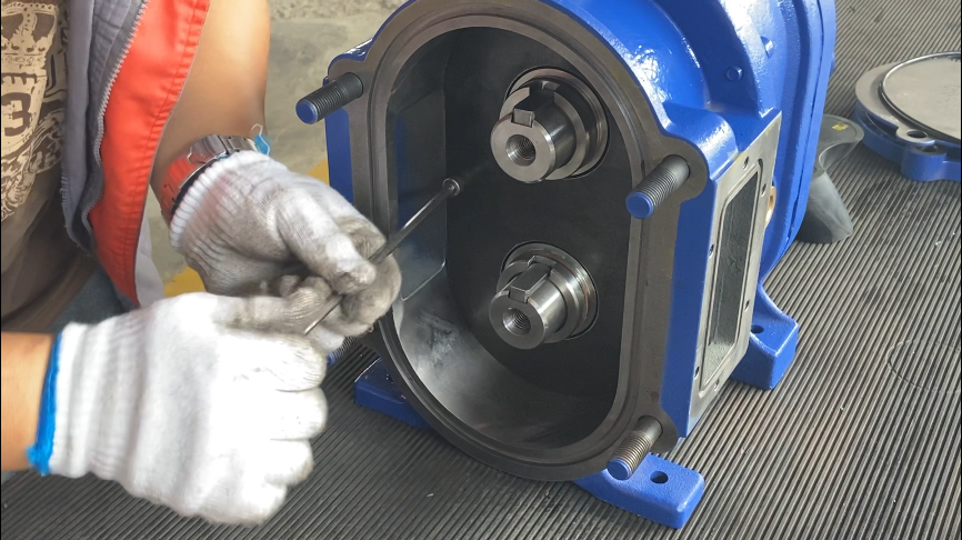 安裝內(nèi)襯板，固定螺絲