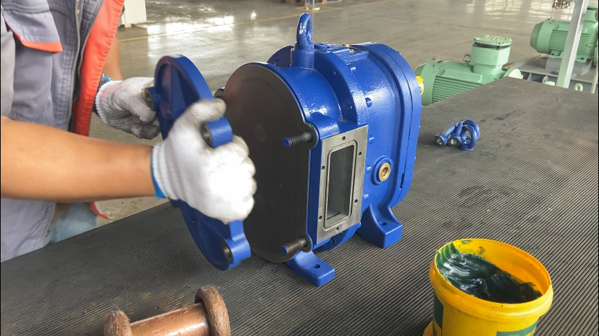 填入密封圈，裝外襯板，泵蓋，對角扭緊快裝螺絲